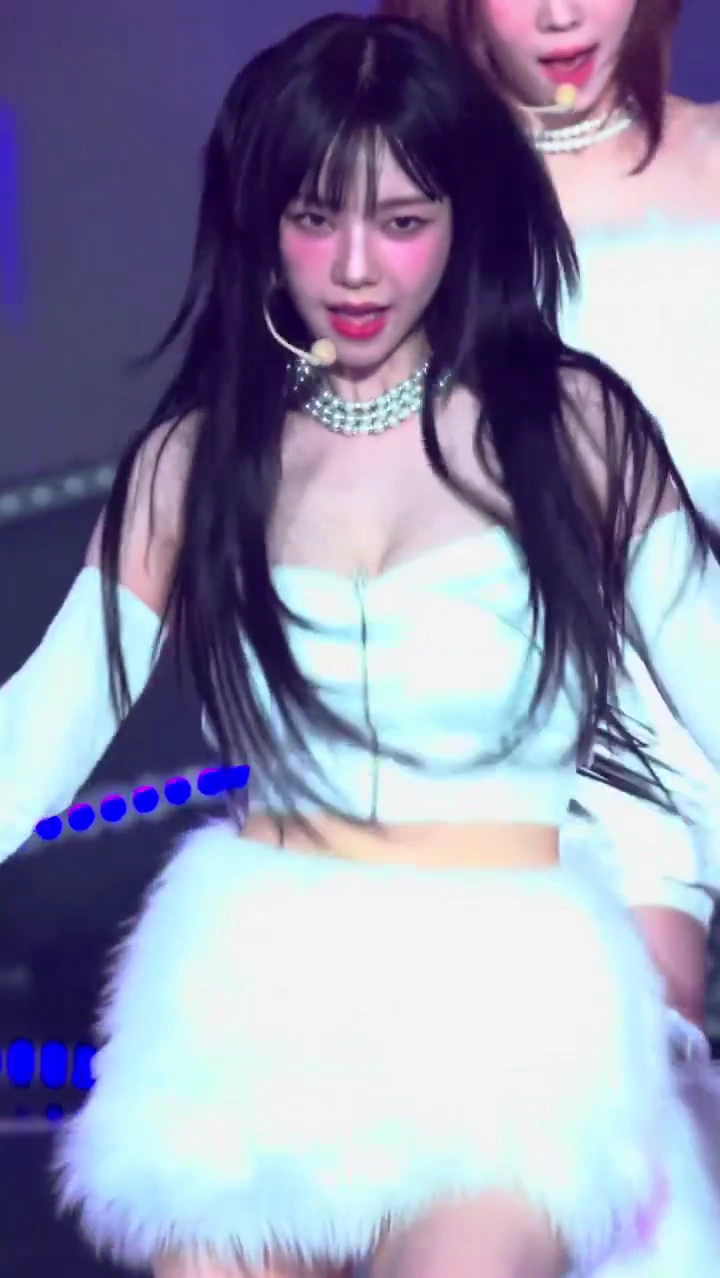 에스파 카리나 가슴 출렁이는 앞지퍼 튜브탑