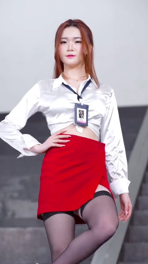 걸크러쉬 하윤 팬티노출 오피스룩 치마입고 쩍벌 퍼포먼스
