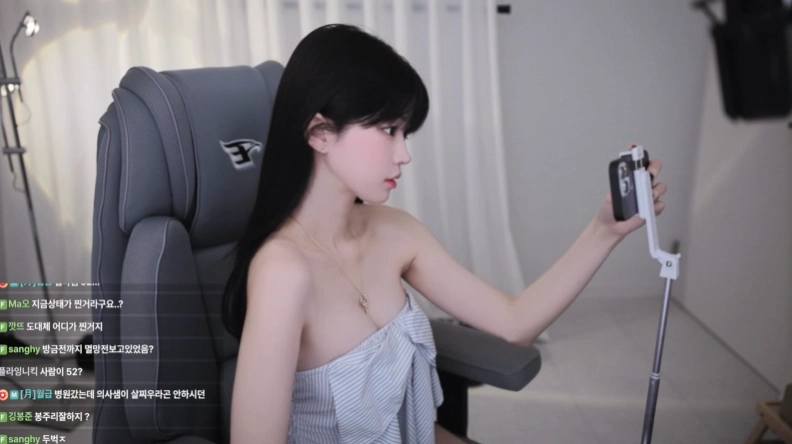 문월 가슴골 포착된 오프숄더 입은 측면샷