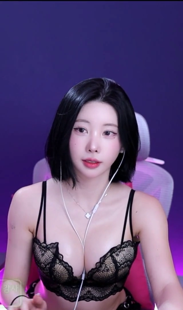 김우유 가슴골 오일 바른 블랙 레이스 브라렛