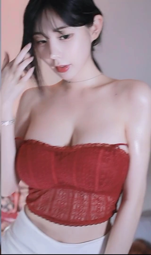 러블리나 슴브먼트 레전드라는 오일 바른 가슴골