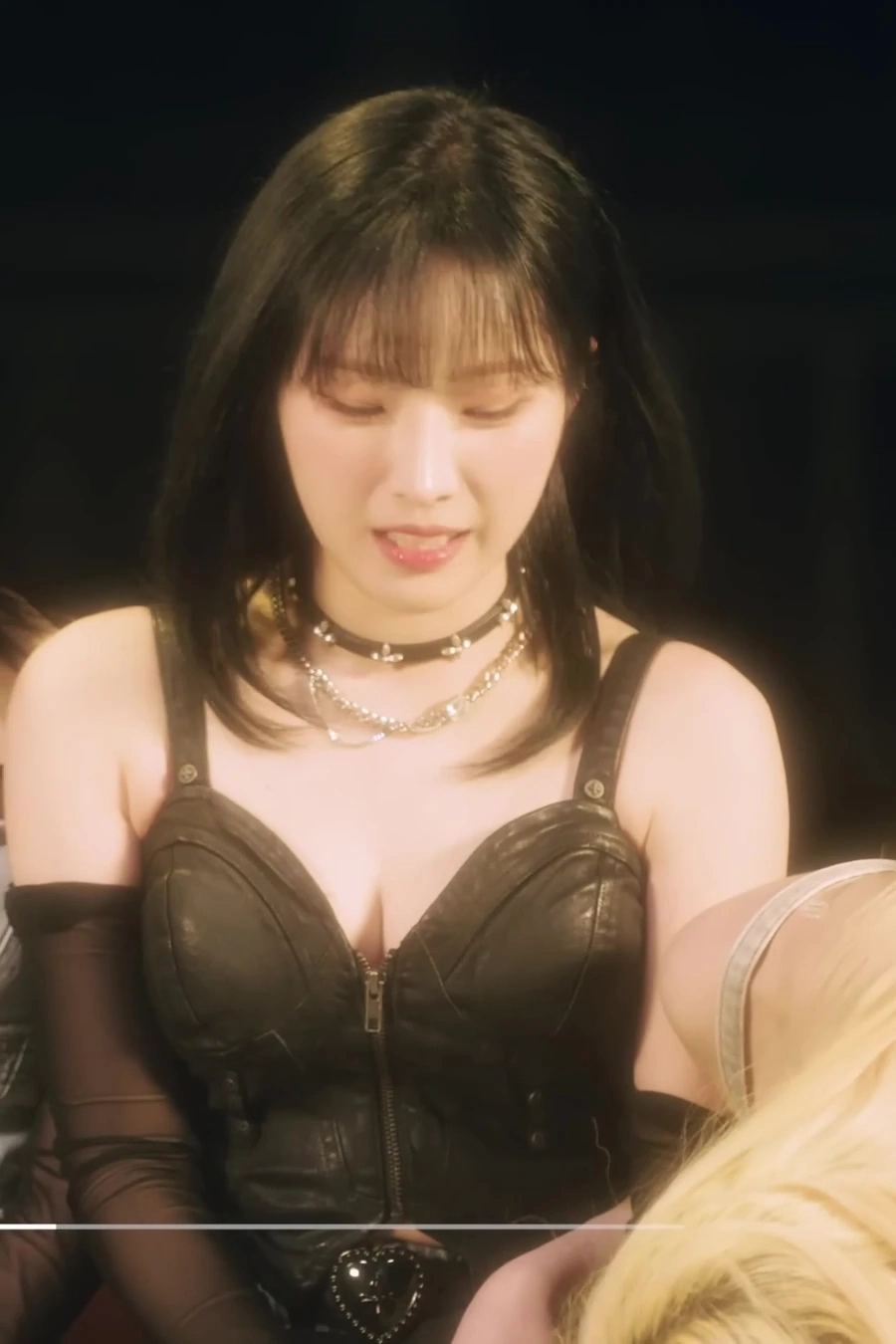 아르테미스 하슬 가슴골 잘 모아준 앞지퍼 가죽의상