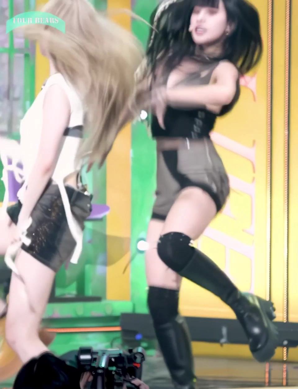 키스오브라이프 나띠 옆가슴 출렁이는 노출 의상