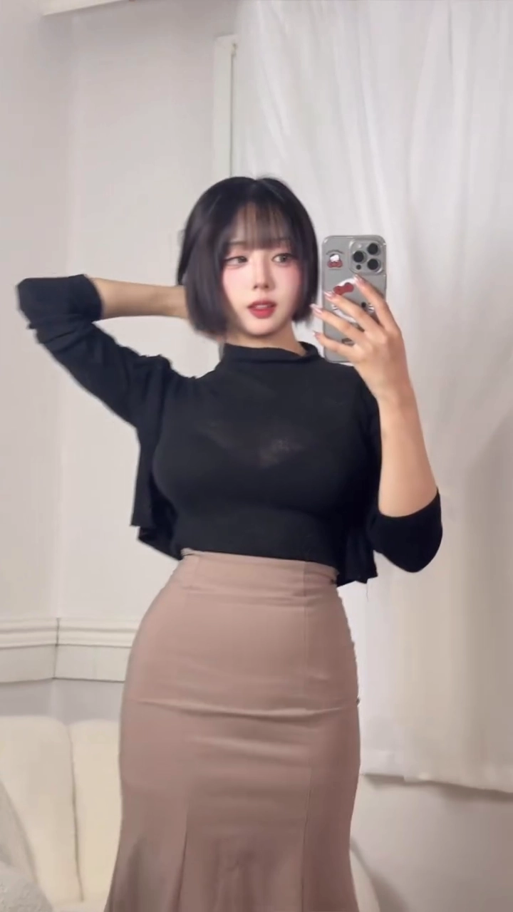 정다별이 가슴골 비치는 블랙 시스루 셀카