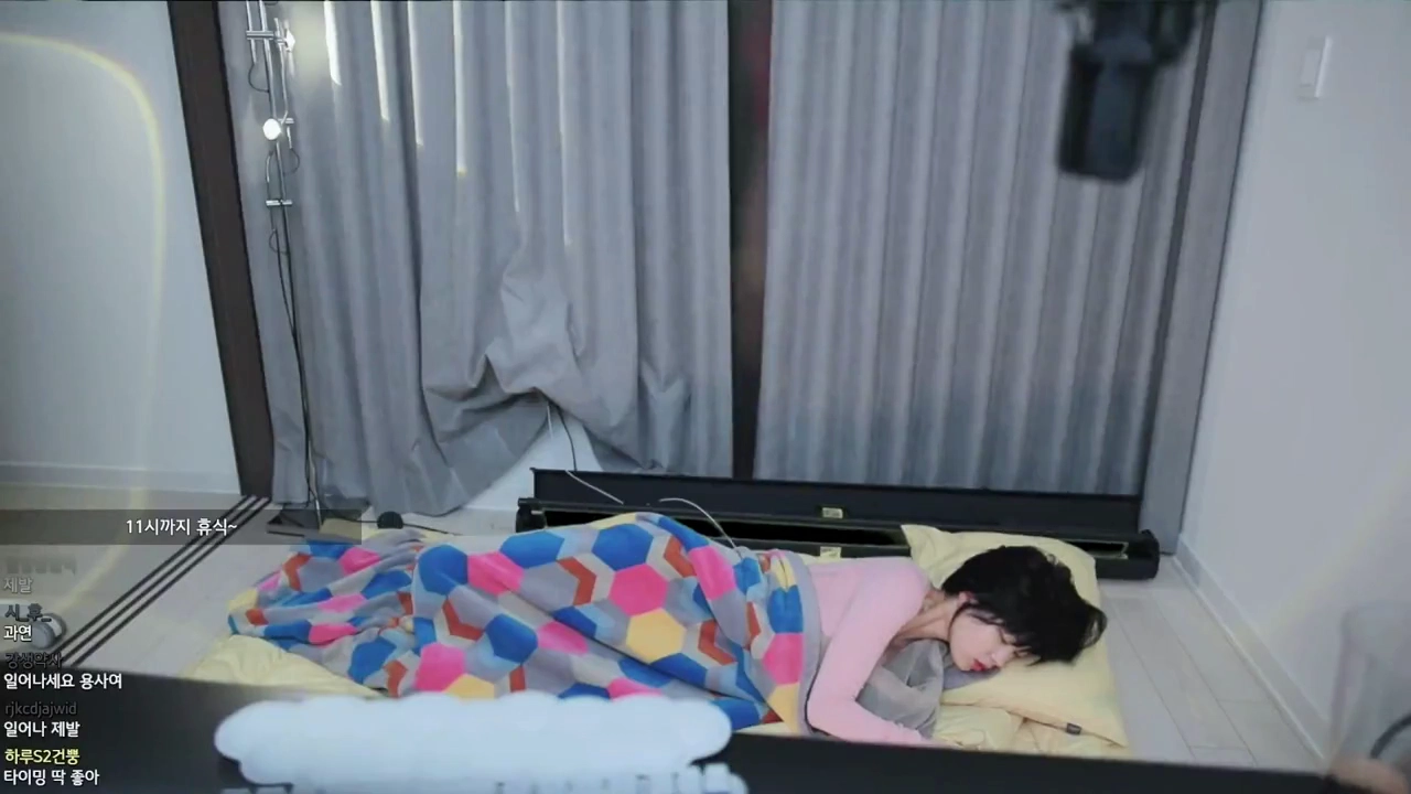 문월 가슴골 비몽사몽 잠이 덜깨서 방심 노출