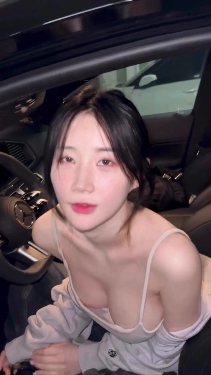 아스나 가슴골 살짝 숙였음에도 깊게 파인 끈나시