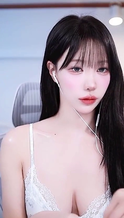 겨우디 가슴골 오일 발라 시청자 설레게해