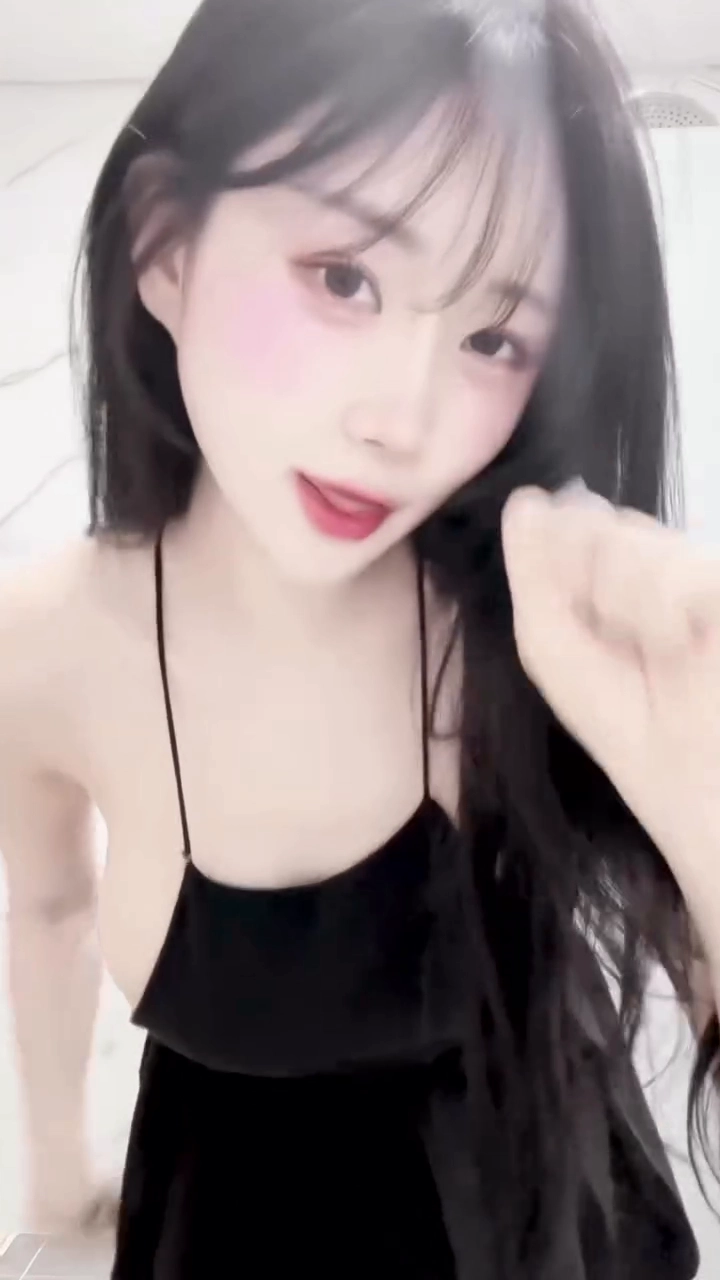 서울아스나 옆슴 흘러넘친 블랙 끈홀터넥