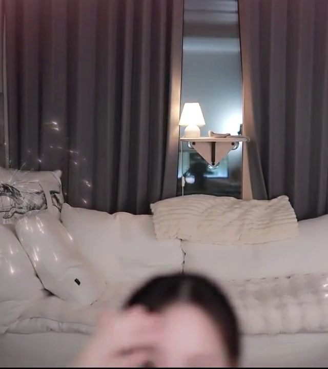 짜미 가슴 만지며 작아졌다 신세 한탄