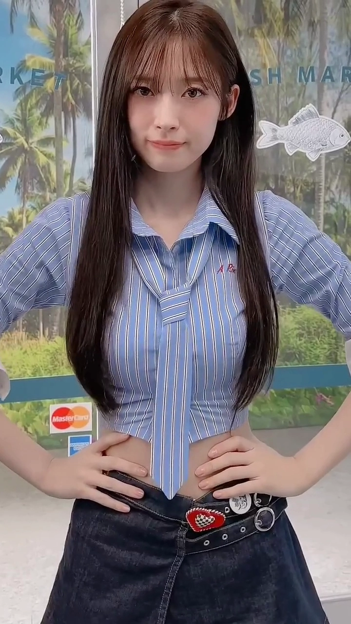 오마이걸 아린 가슴 볼륨감 도드라진 줄미니 밀착 크롭 셔츠