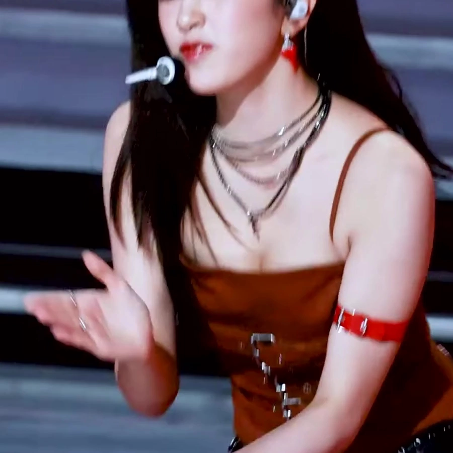 안유진 가슴골 숙이는 순간 포착 귀하다 이 영상