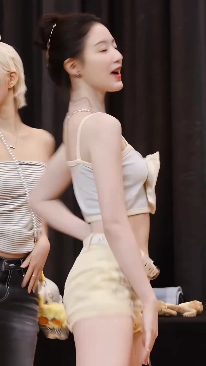 아이들 슈화 팬티노출 집중하게 하는 쩍벌 안무