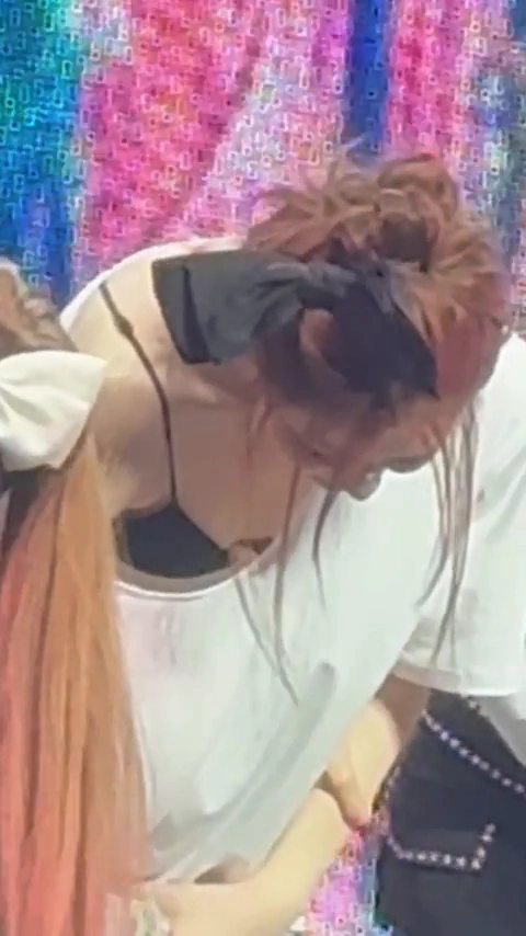 슈화 가슴골 예의 바르게 인사할때 헐렁한 흰티속 방심 노출