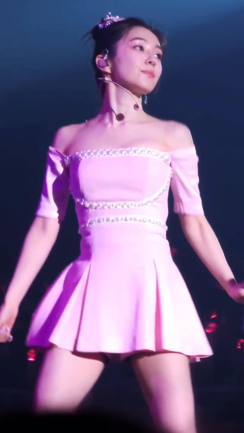 아이린 윗가슴 봉긋하게 잡힌 오프숄더 원피스