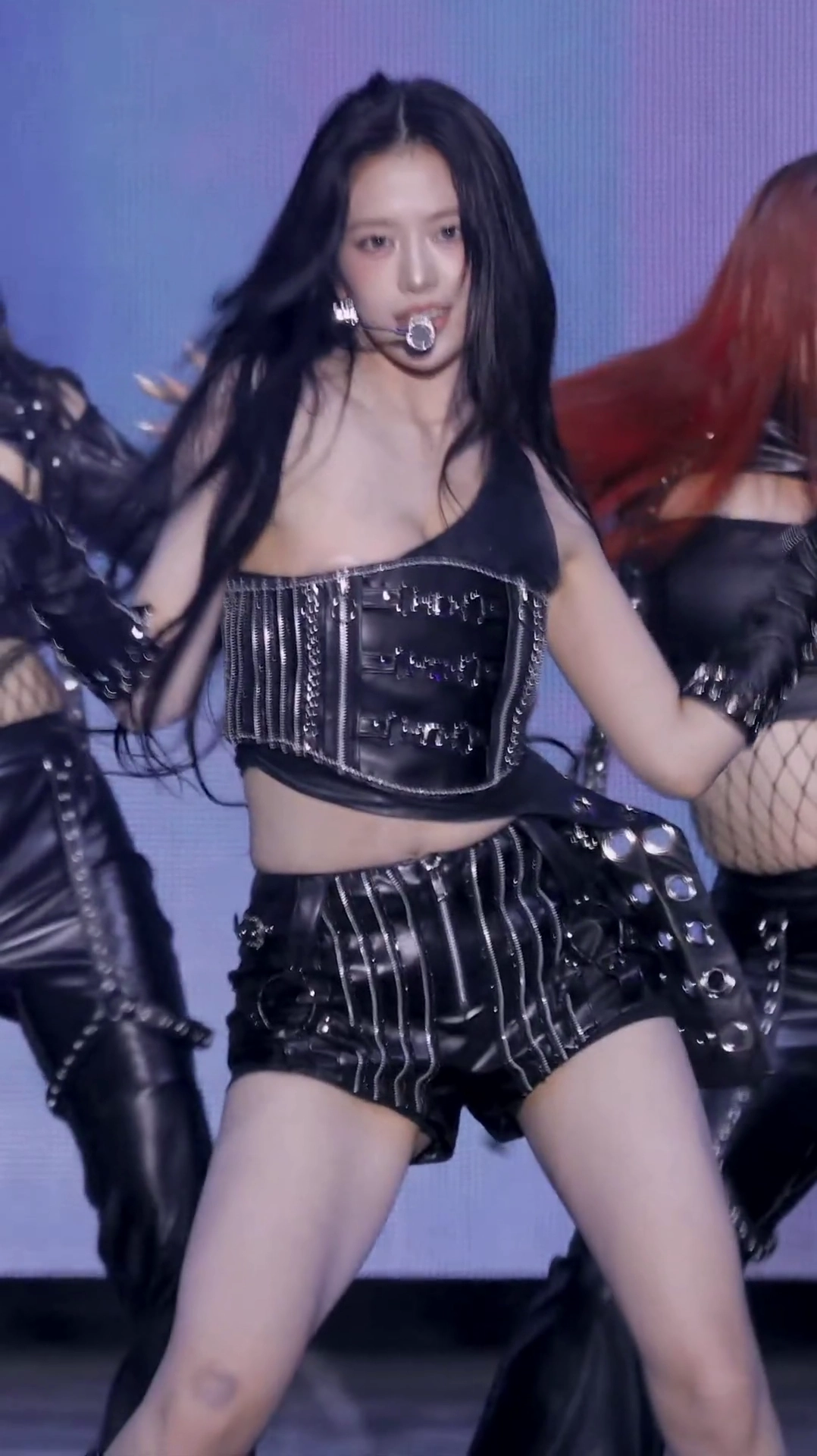 안유진 누브라 삐져나온 원오프솔더 크롭탑