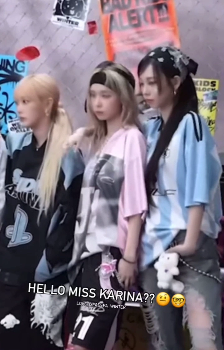 에스파 윈터 가슴을 은근슬젖 하는 카리나