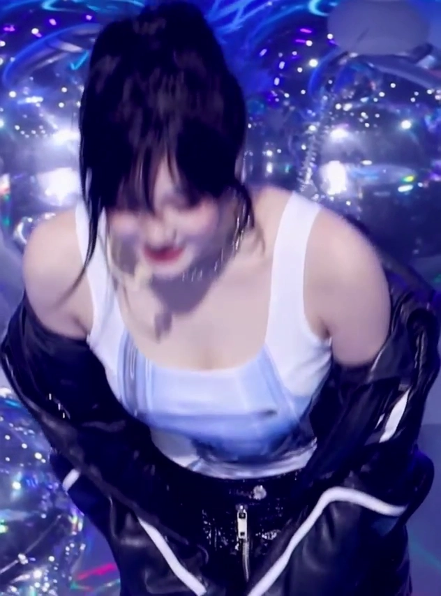 에스파 닝닝 가슴골 깊숙히 보이게 예의바른 인사