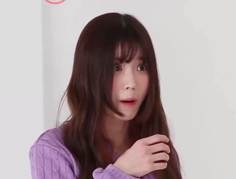 프로미스나인 송하영 혀 낼름 거리며 손으로 움켜줘