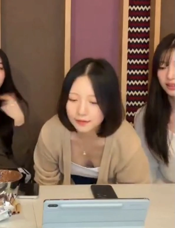 로켓펀치 소희 가슴골 의자 앉다가 방심한 순간포착