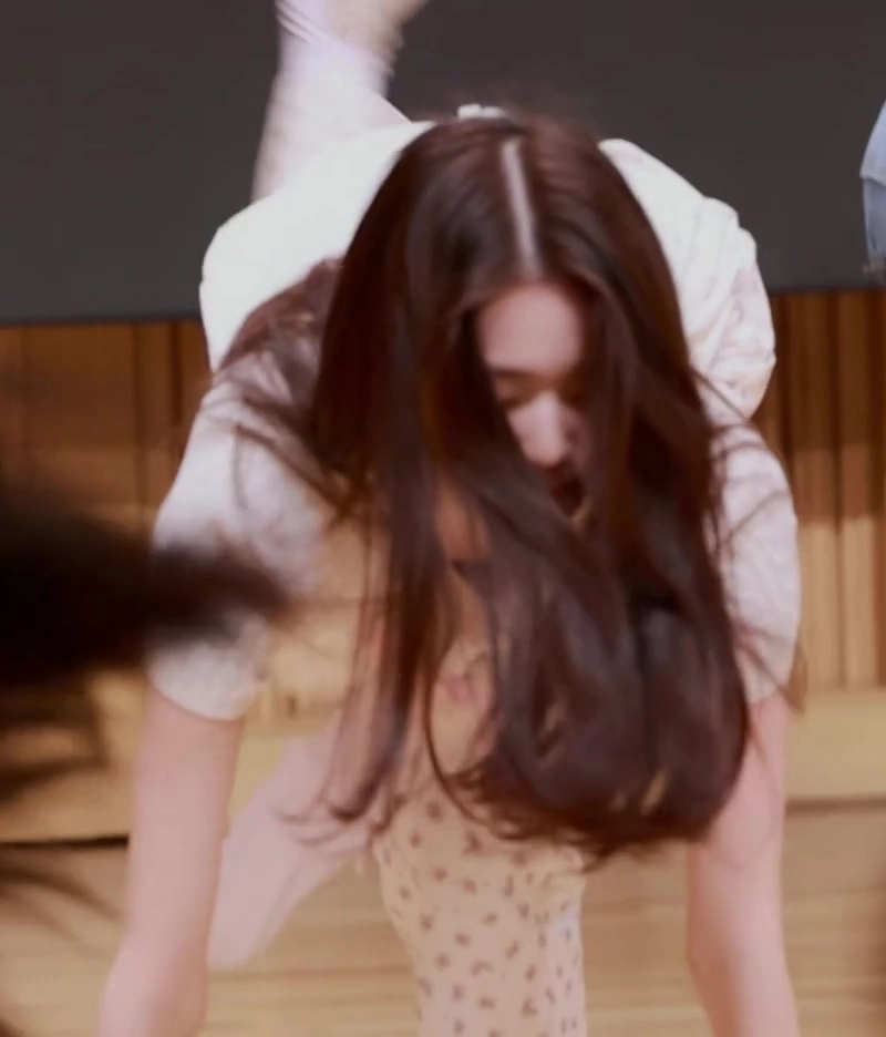 아이브 장원영 가슴골 브라 노출된 안무실 현장