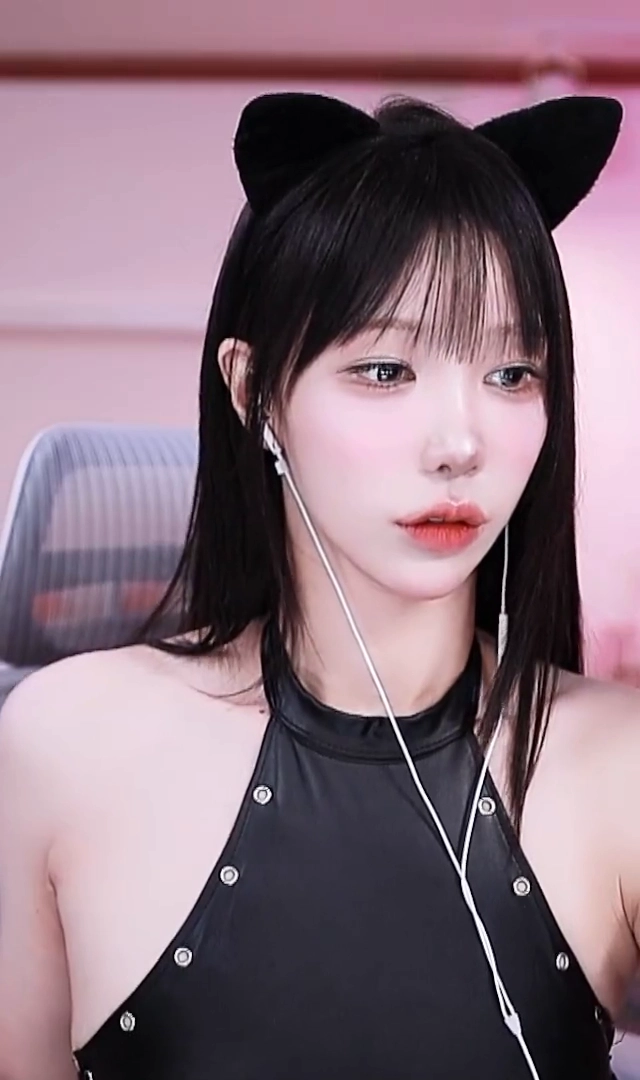 겨우디 엉덩이 자랑하는 섹시 블랙캣 하이레그