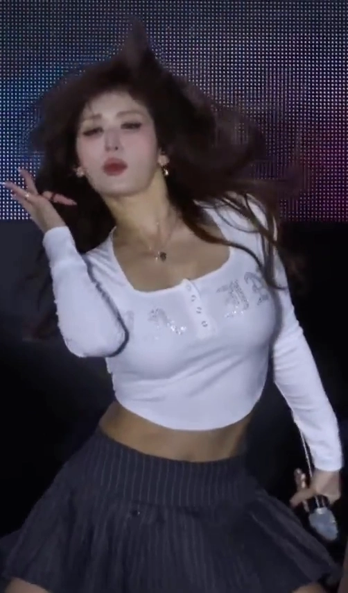 전소미 가슴 묵직하게 출렁이는 동아대 축제