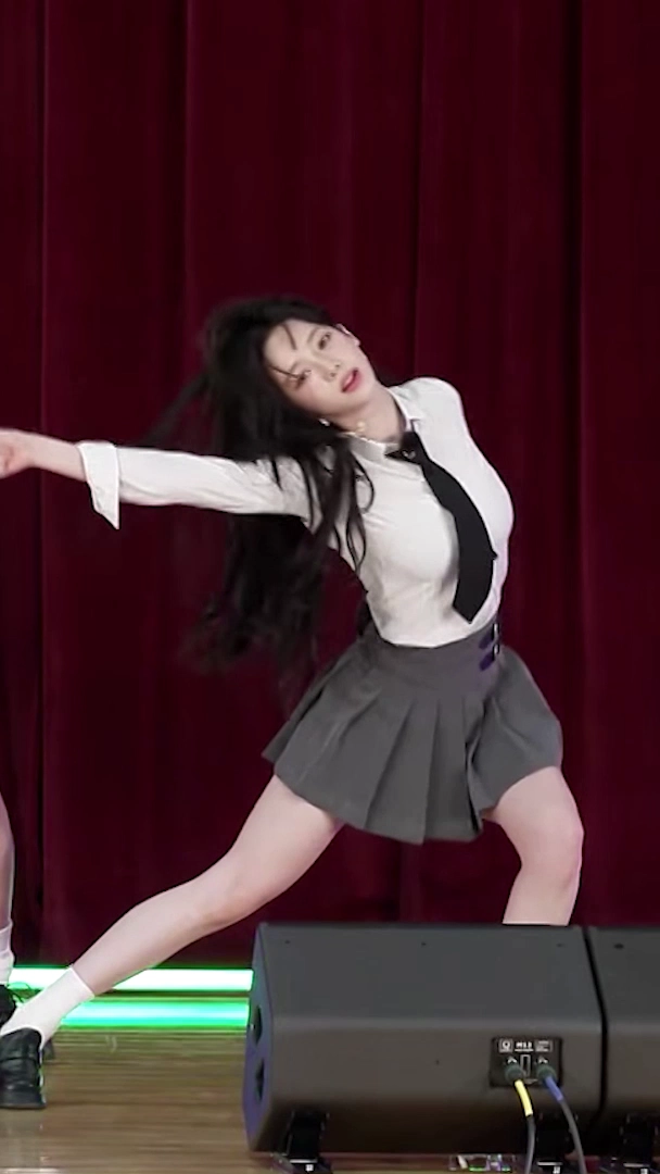 에스파 카리나 가슴 봉긋하게 잡아준 스쿨룩