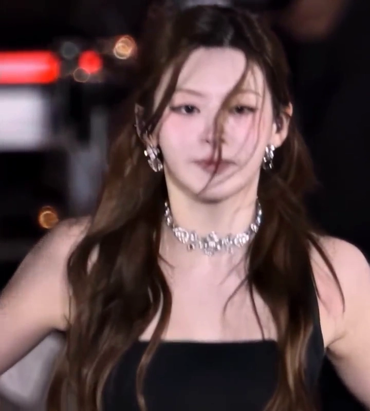 스테이씨 세은 알가슴 드러난 무대 위 격한 안무