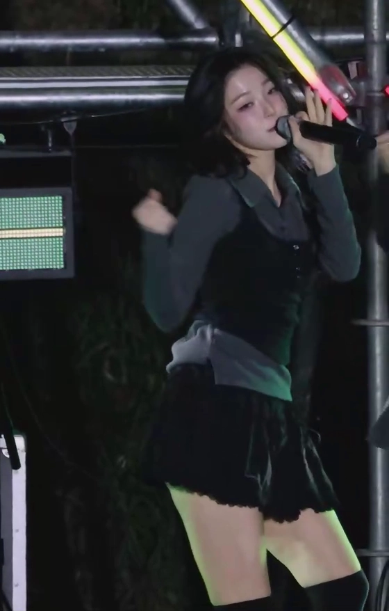 백지헌 엉덩이 라인이 살짝 드러난 대학 축제 의상