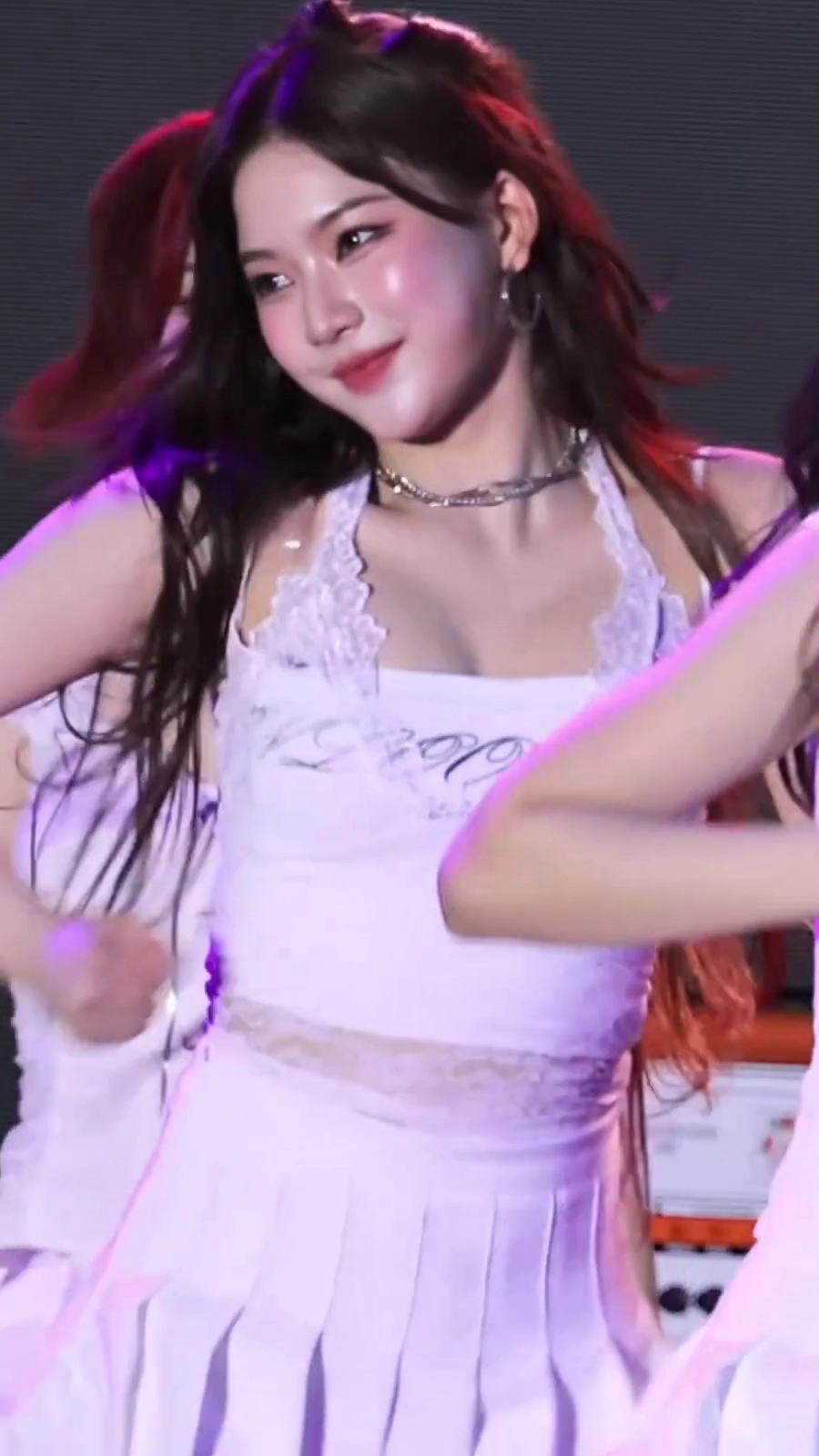 스테이씨 아이사 윗슴 찰랑거리는 레이스 민소매