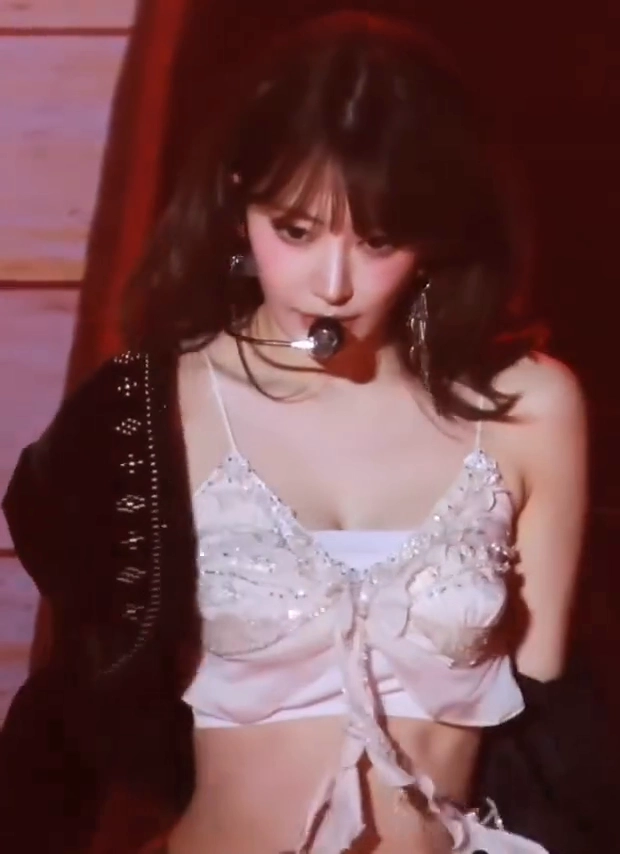 르세라핌 사쿠라 가슴골 출렁이는 나비 끈브라탑