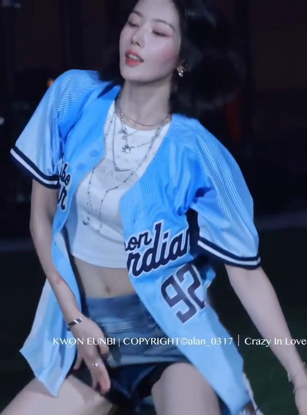 권은비 가슴 가려도 느껴지는 볼륨감