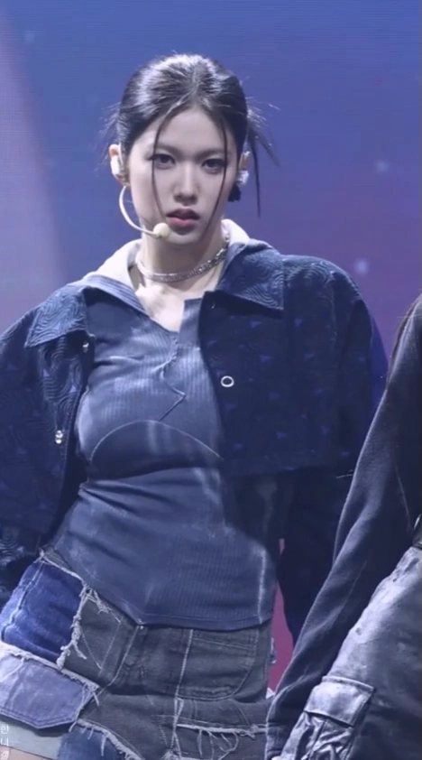 이즈나 윤지윤 가슴 묵직하게 출렁이는 안무