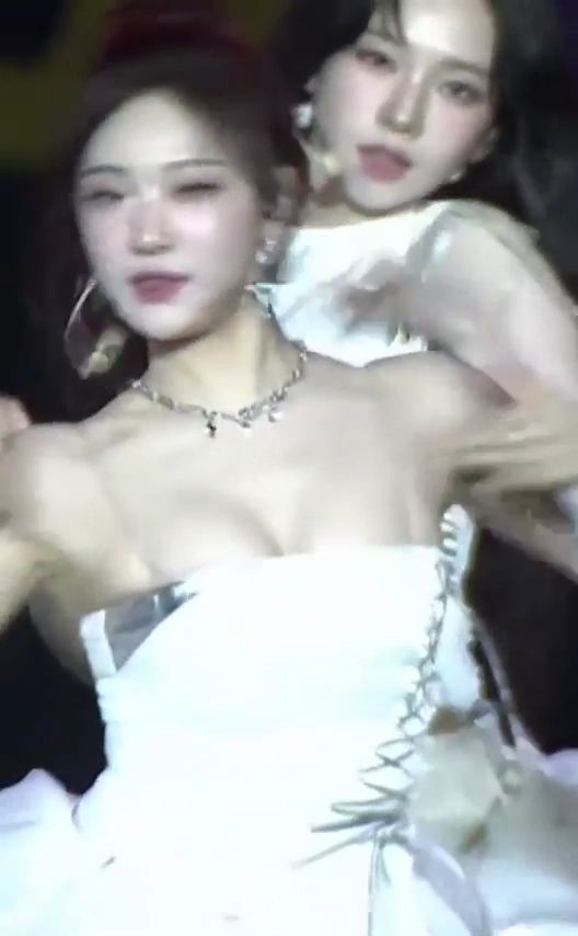 에스파 닝닝 꼭지에 걸친 튜브탑 드레스