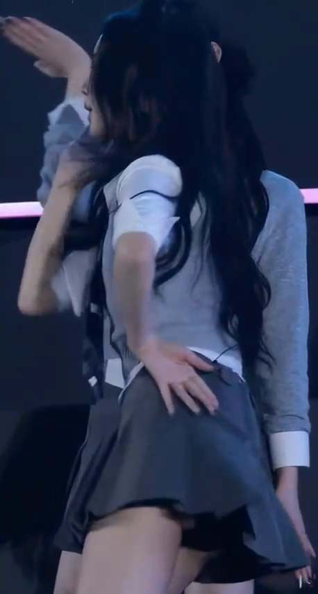 트리플에스 김유연 엉밑살 노출 찰랑이는 치마