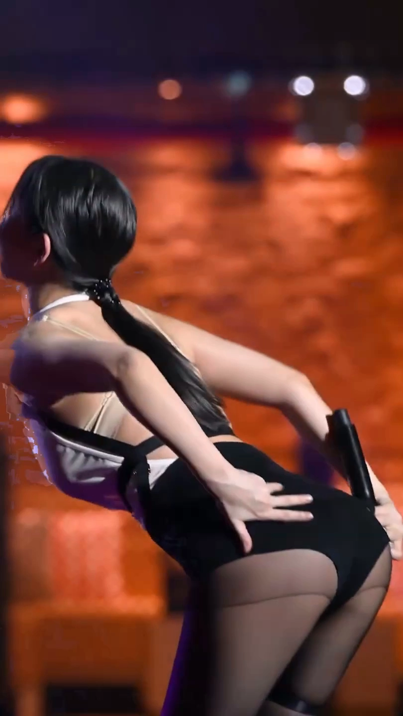 원미령 엉덩이 매끈하게 쓸어 올리는 검스 뒤태