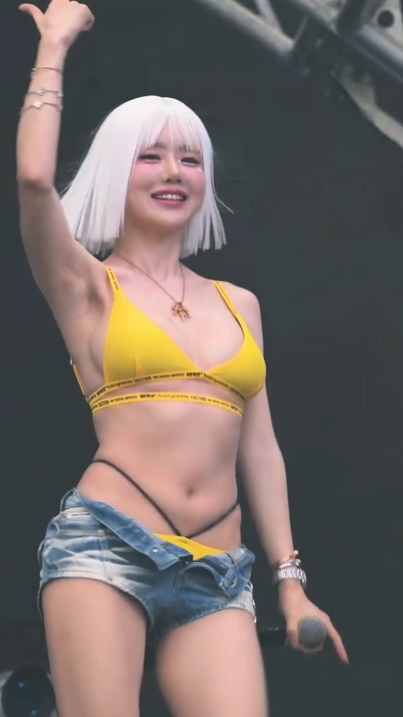 DJ 소다 팬티 보이게 단추 푼 청 핫팬츠