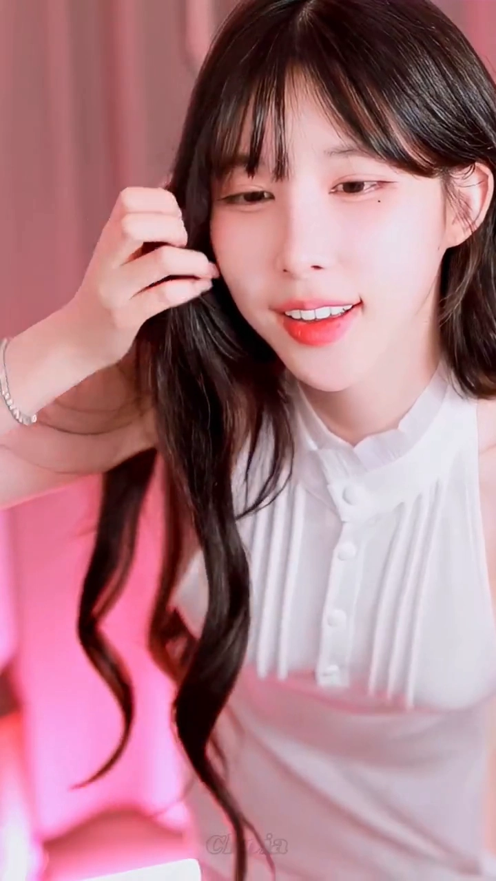 새라 옆가슴 시원하게 오픈 홀터넥 원피스