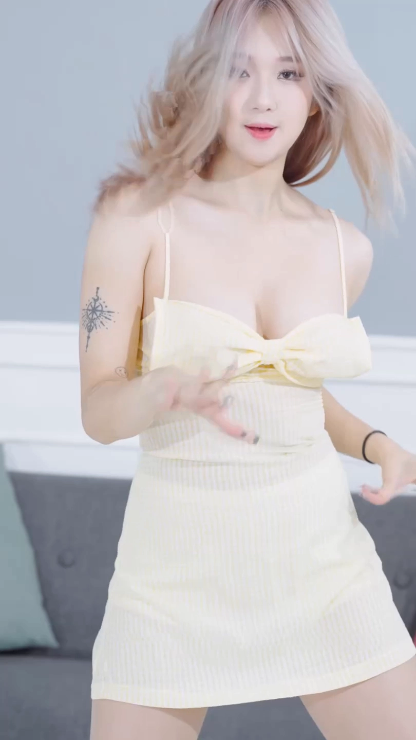 효이 가슴골 깊은 끈나시 원피스