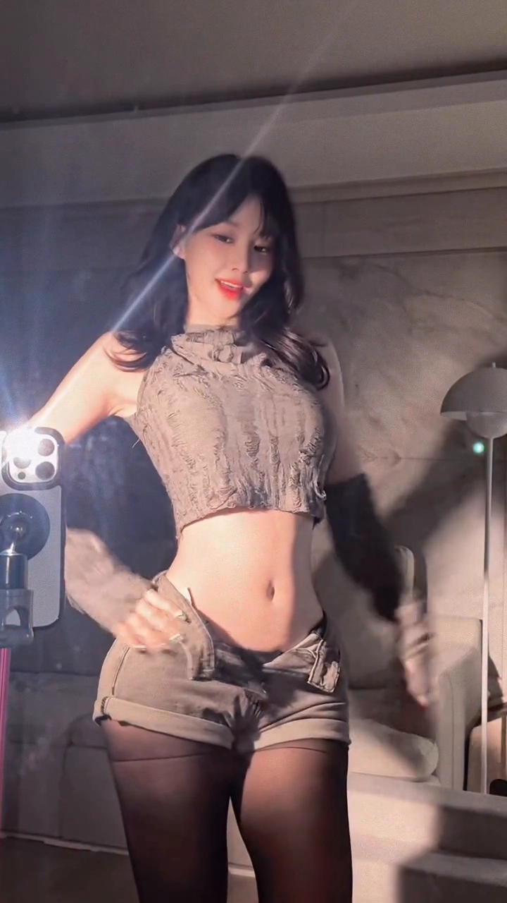 갓세희 개미허리 부각 시킨 지퍼연 핫팬츠