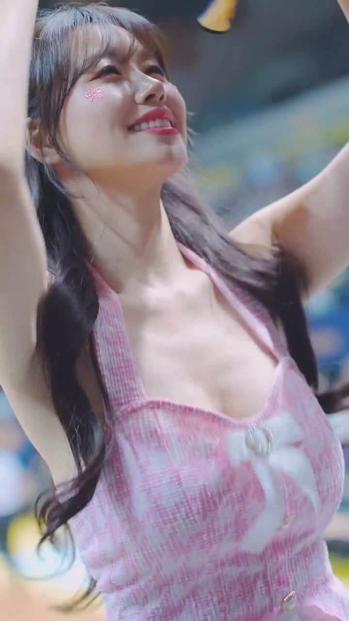 치어리더 김도아 가슴골 출렁이는 격한 응원