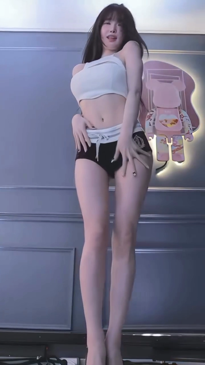 과즙세연 각선미 살린 돌핀팬츠 엉밑살 노출은 덤