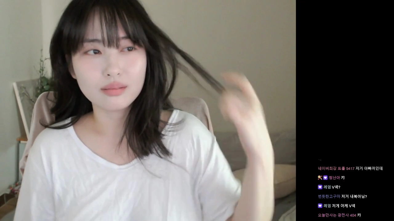 며며 꼭지 돌출 흰티 보여주다가 깜짝 놀라 가슴 정리