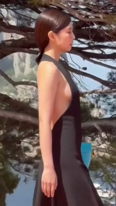 제니 옆슴 모양 다 보여주는 홀터넥 블랙 민소매