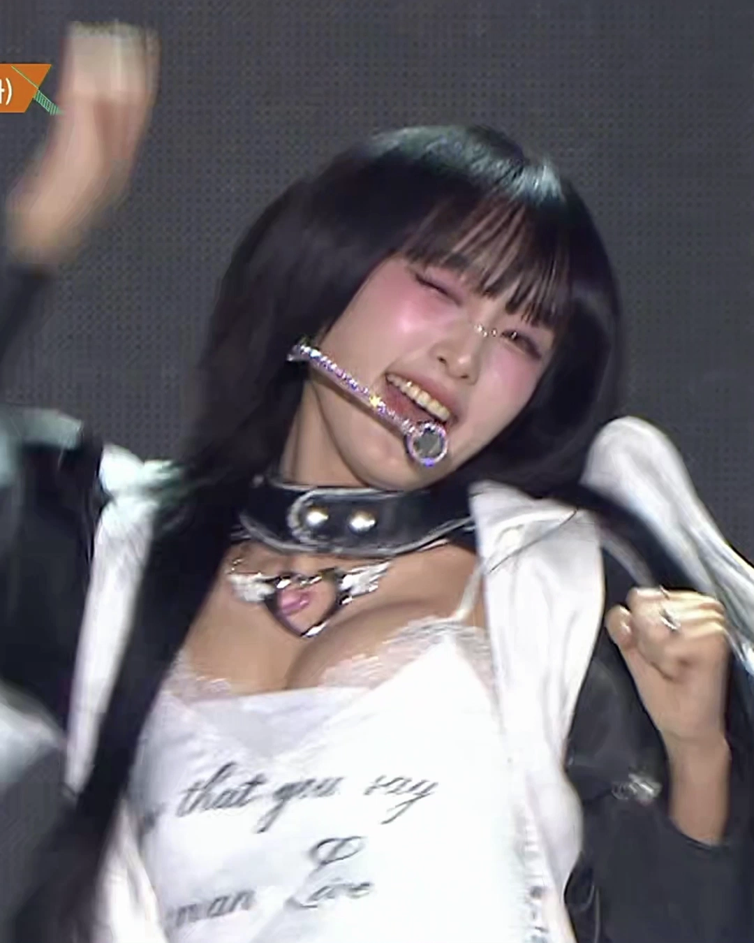 최예나 윗슴 묵직하게 찰랑이는 레이스 란제리룩