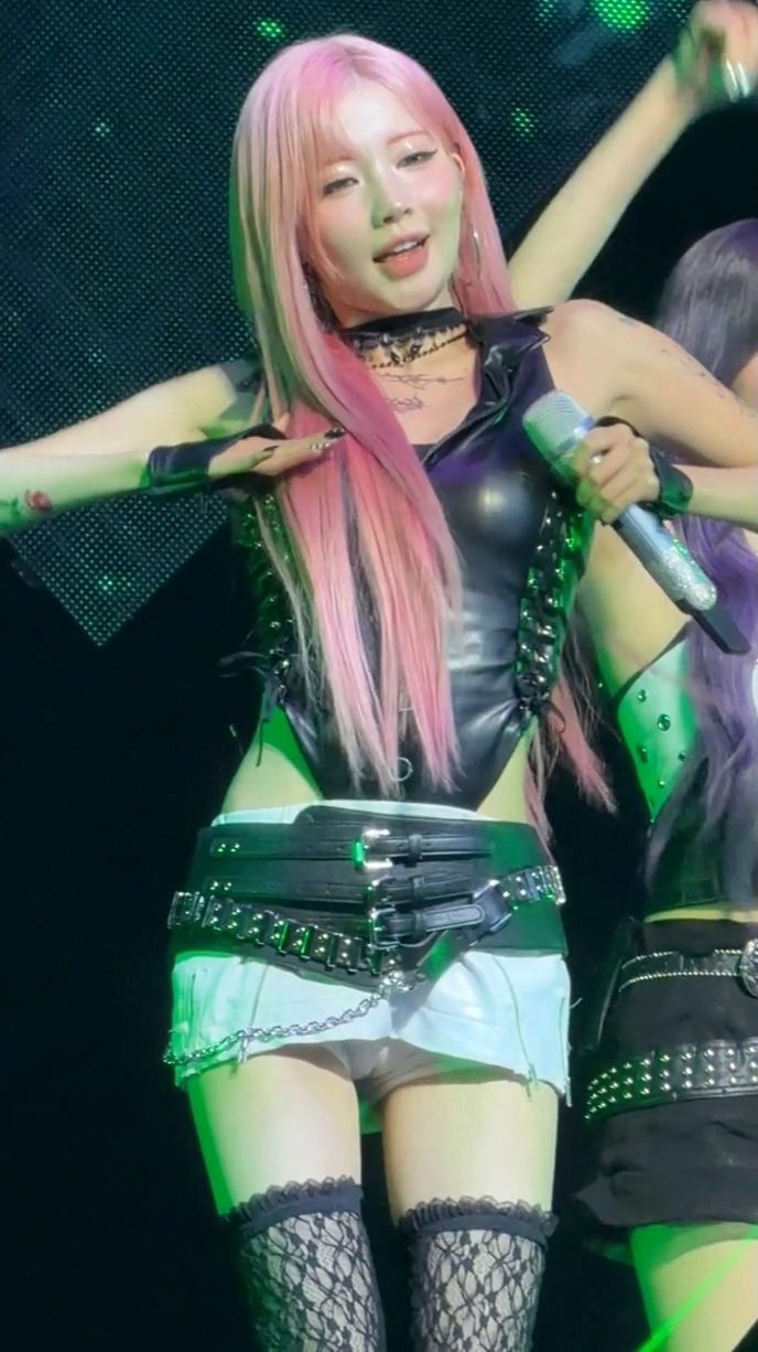 베이비몬스터 아사 도끼자국 선명한 흰속바지