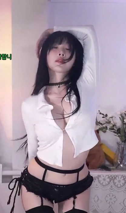 한갱 가슴골 옷핀 하나로 간신히 버티는 흰셔츠