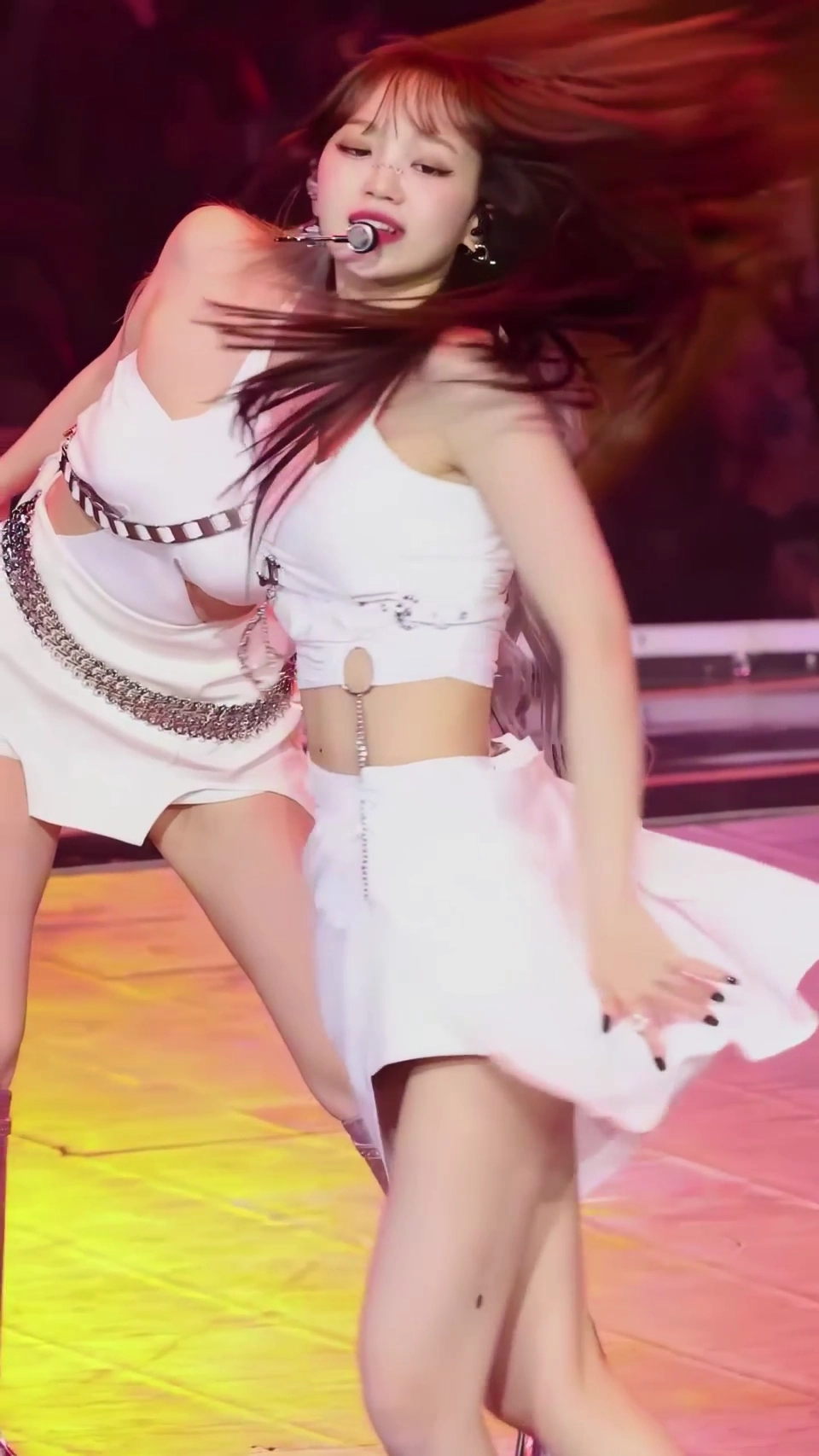 르세라핌 김채원 도끼 너무 선명하게 보이는 흰속바지