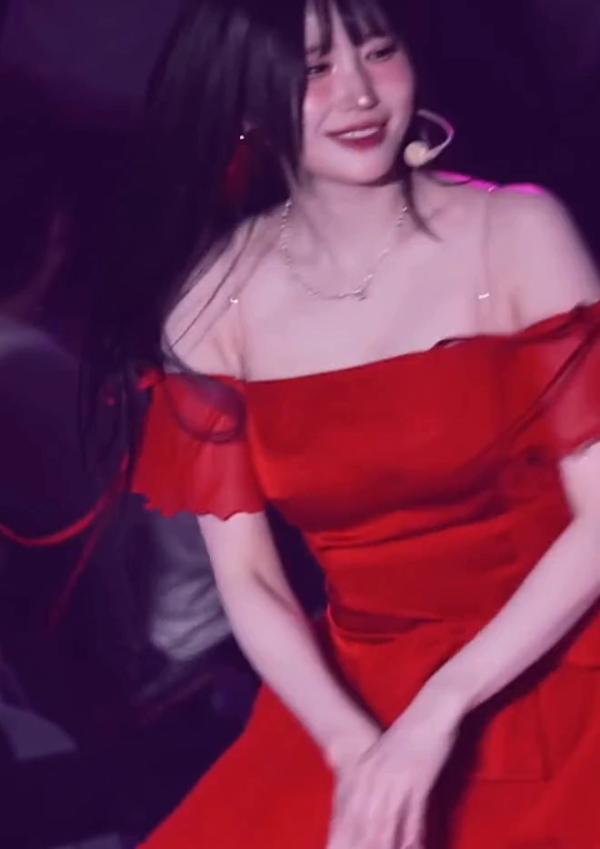 프로미스나인 송하영 가슴골 팔로 모아 은근하게 섹시 어필