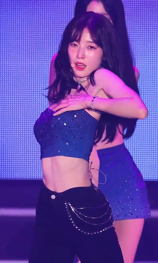 오마이걸 아린 윗가슴 잘잡힌 섹시 튜브탑